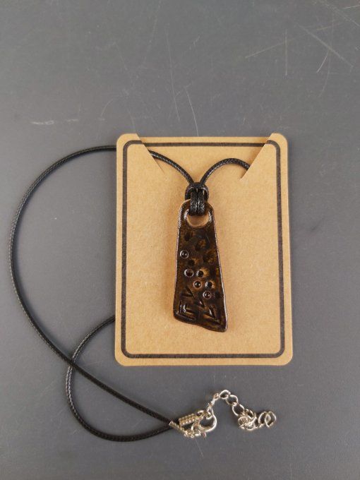 Collier noir translucide