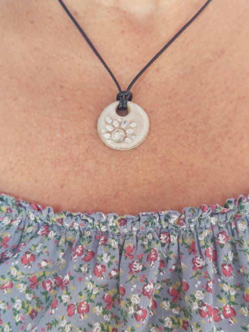 Pendentif blanc en grès