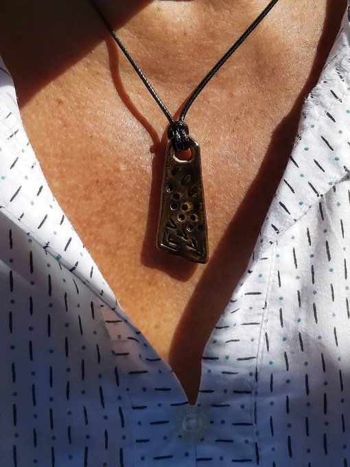 Collier noir translucide