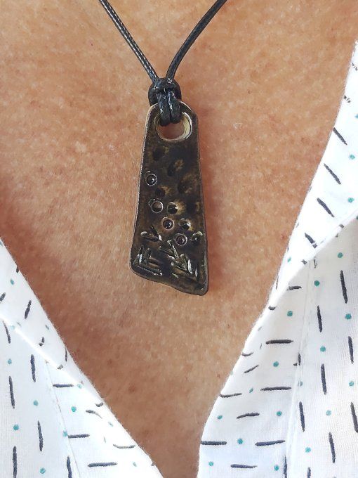 Collier noir translucide
