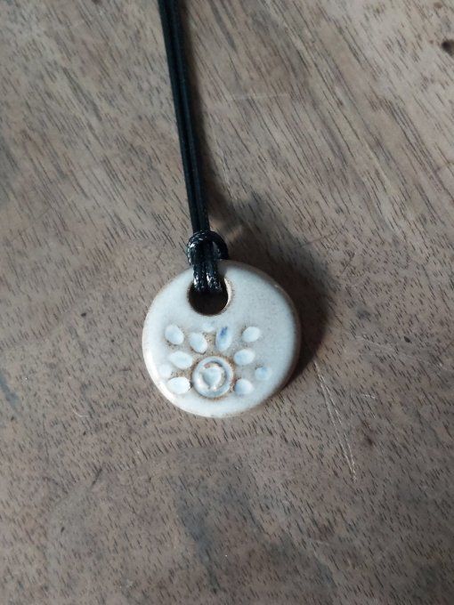 Pendentif blanc en grès