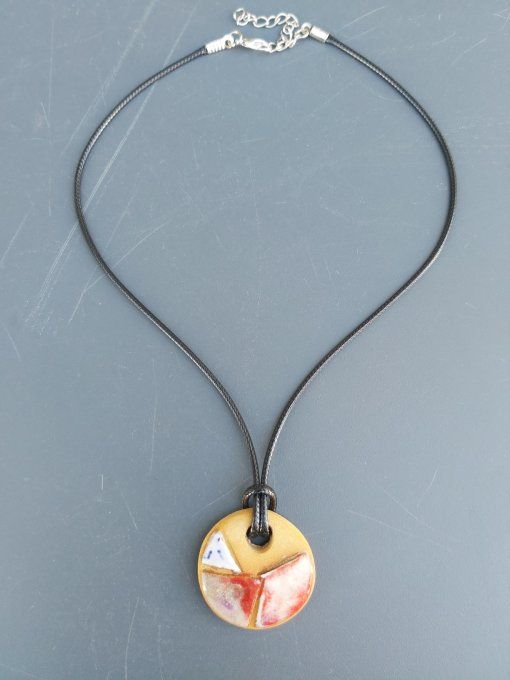 Collier céramique rond à tendance rose