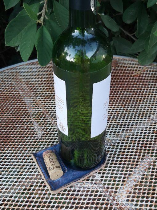Repose bouteille de vin bleu cosmos