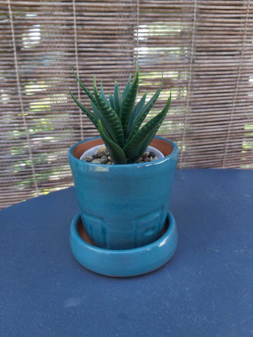 Petit pot de fleurs turquoise et sa soucoupe