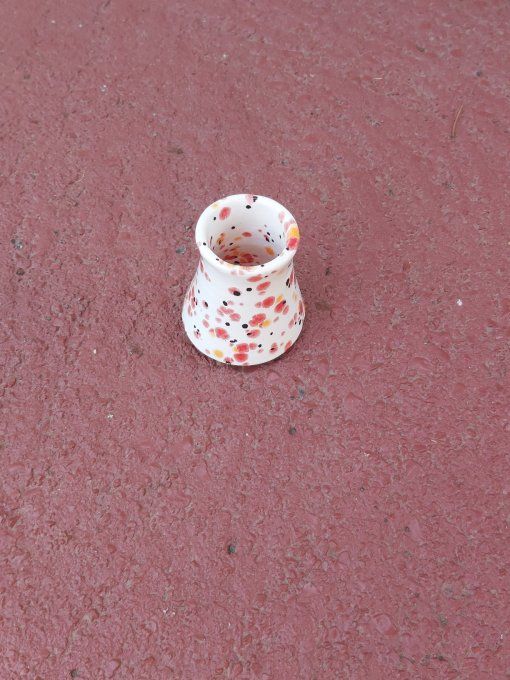 Vase à bourgeons blanc moucheté
